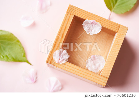漂浮在清酒中的櫻花花瓣 76601236