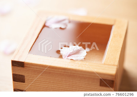 漂浮在清酒中的櫻花花瓣 漂浮在清酒中的櫻花花瓣 76601296
