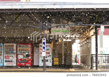 JR Hokkaido Otaru Station yard winter snow scene 76602643