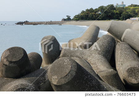 從浦戶灣口的碼頭,可以看到神龍岬上空的桂濱龍王宮(這個沙灘不是桂濱) 從浦戶灣口的碼頭,可以看到神龍岬上空的桂濱龍王宮(這個沙灘不是桂濱) 76603473