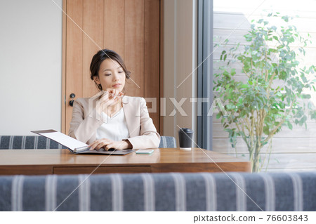 Working female nomad worker 76603843