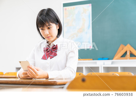 女學生智能手機 女學生智能手機 76603938