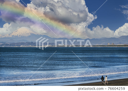[從江之島天空西海岸欣賞富士山和彩虹的情侶和彩虹合成] 76604259