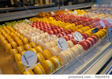 Colorful and cute macaroons lined up in stores 76604659