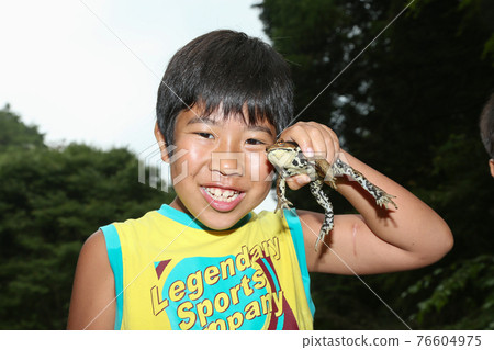 一個以抓蟾蜍為樂的男孩 一個以抓蟾蜍為樂的男孩 76604975