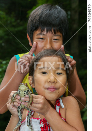 以捉蟾蜍為樂的少女與少年 以捉蟾蜍為樂的少女與少年 76604979