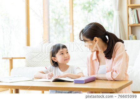 Children and mothers studying in the living room 76605099