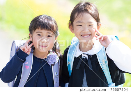 進入小學的漂亮女孩 進入小學的漂亮女孩 76607304