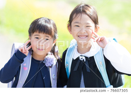 進入小學的漂亮女孩 進入小學的漂亮女孩 76607305