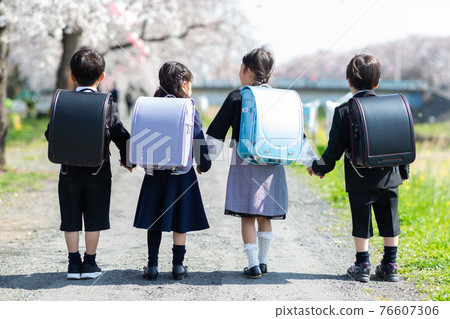 可愛的孩子們進入小學 可愛的孩子們進入小學 76607306