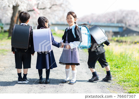 可愛的孩子們進入小學 76607307