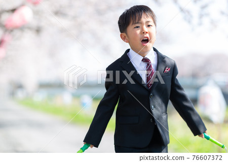 Cute boy entering elementary school Cute boy entering elementary school 76607372