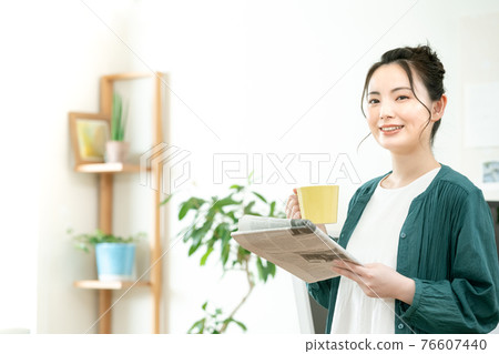 讀英文報紙的婦女 讀英文報紙的婦女 76607440