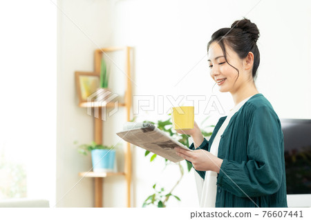 讀英文報紙的婦女 76607441