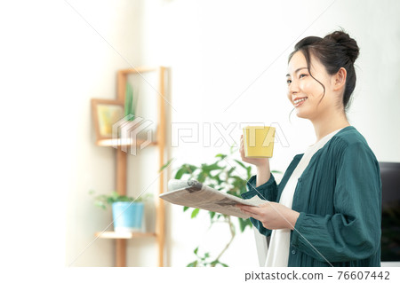讀英文報紙的婦女 讀英文報紙的婦女 76607442