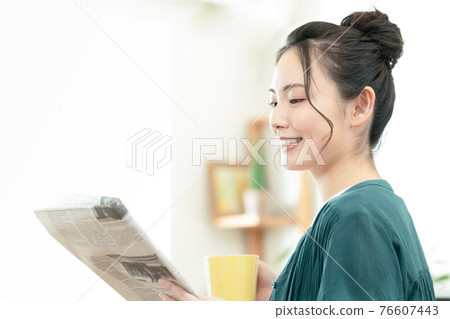讀英文報紙的婦女 讀英文報紙的婦女 76607443