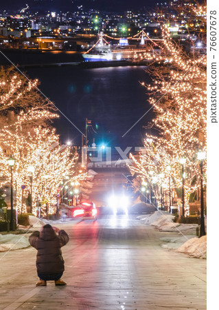 [縱向構圖] 函館市八幡坂 北海道函館市冬季燈飾 76607678