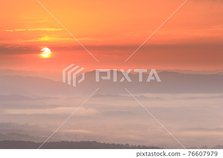 Sunrise of the sea of clouds 76607979