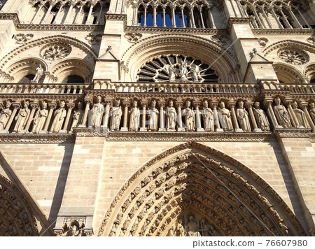 Beautiful sculpture of Notre Dame Cathedral 76607980