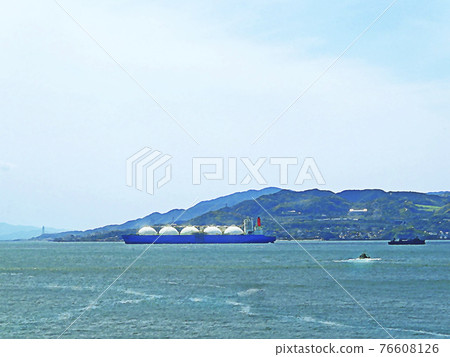 航行明石海峽的液化天然氣運輸船淡路島背景 76608126