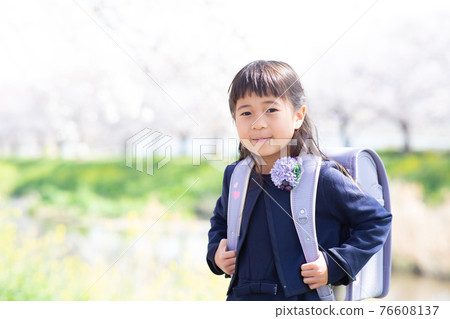 進入小學的漂亮女孩 進入小學的漂亮女孩 76608137