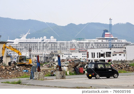 Passenger ships and rubble that arrived about four months after the Great East Japan Earthquake 76608598