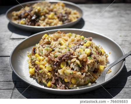 Outdoor rice to eat in the mountains and camping [Grilled rice] 76609883