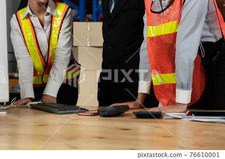 Warehouse manager and worker working in the storehouse 76610001