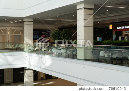 Burger King fast food restaurant 76610943