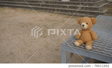 坐在校園裡的熊 76611892