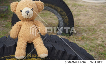 坐在玩具架上的熊 76611895