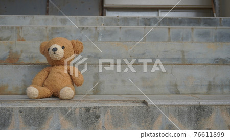 坐在樓梯上的熊 76611899