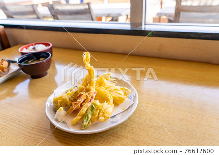 河豚天婦羅、米飯和味噌湯 河豚天婦羅、米飯和味噌湯 76612600