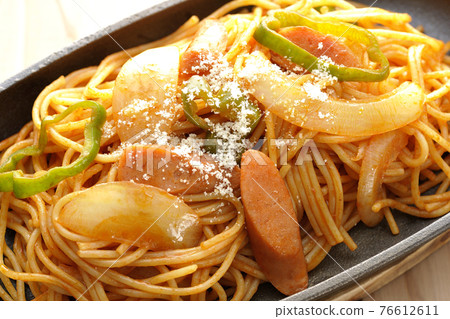 Napolitan with onions, peppers and wieners served on an iron plate (overhead view) Napolitan with onions, peppers and wieners served on an iron plate (overhead view) 76612611
