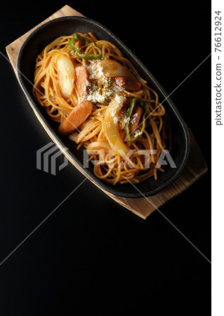 在黑色背景的鐵板上用洋蔥、辣椒和維納拍攝的那不勒斯人(俯視圖) 在黑色背景的鐵板上用洋蔥、辣椒和維納拍攝的那不勒斯人(俯視圖) 76612924