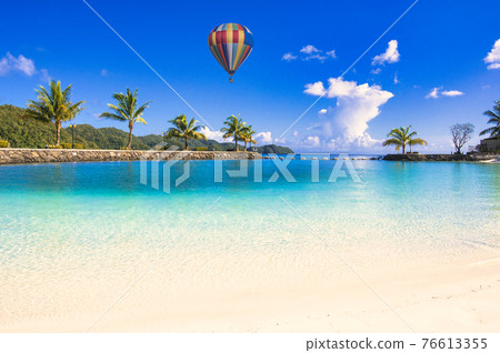 漂浮在帕勞美麗珊瑚礁上的氣球 漂浮在帕勞美麗珊瑚礁上的氣球 76613355