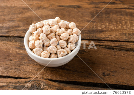 Chickpeas beans in bowl on vintage wooden background 76613578