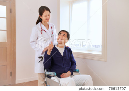 坐在輪椅上的老人和一位女醫生 76613707