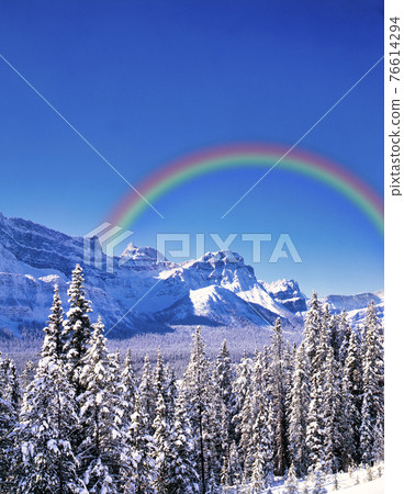 隆冬落基山脈上空的彩虹 76614294