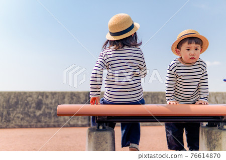 Older sister and younger brother siblings, male and female portraits Older sister and younger brother siblings, male and female portraits 76614870