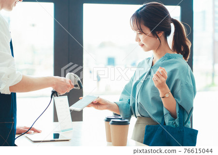 做智能手機付款的年輕女人 76615044