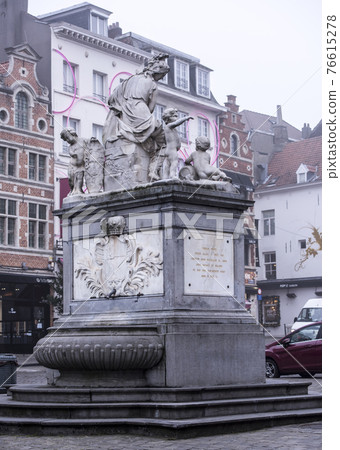 Minerva surrounded by Cupids.Lord Bruce gave this fountain in gratitude for the hospitality Minerva surrounded by Cupids.Lord Bruce gave this fountain in gratitude for the hospitality 76615278