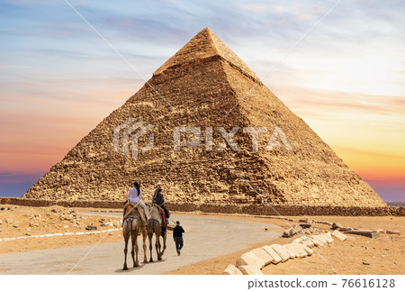 Tourists on camels with bedouin near the Pyramid of Chephren, Egypt Tourists on camels with bedouin near the Pyramid of Chephren, Egypt 76616128