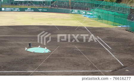 Tenpuku Baseball Field, Nichinan City, Miyazaki Prefecture, professional baseball camp, after practice, ground maintenance, and rigorous practice are the shortcuts to establishing one army. 76616277