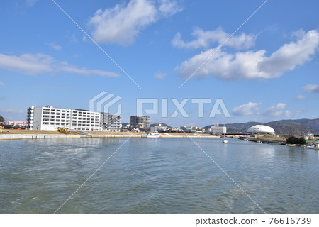 從舊北上川看到的宮城石卷市 從舊北上川看到的宮城石卷市 76616739