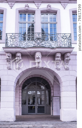 Building on Domfrayhof Square (Domfreihof). 76617299