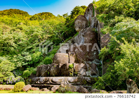 Scenery of the Great Buddha carved in stone seen at Nokogiriyama Nihonji Temple in Kyonan Town, Awa District, Chiba Prefecture 76618742