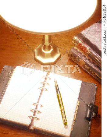 Stand and notebook and fountain pen 76618814