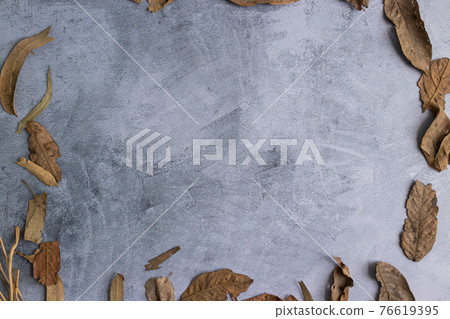 Marbling gray background with dried leaves on the edge 76619395