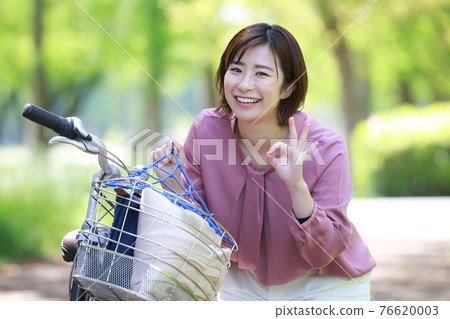 一個戴自行車網用手繞圈的女人 76620003